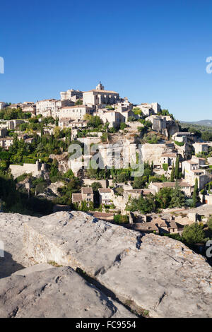 Village perché de Gordes avec château et l'église, Provence, Provence-Alpes-Côte d'Azur, le sud de la France, France, Europe Banque D'Images