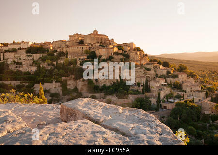 Village perché de Gordes avec château et l'église au lever du soleil, Provence, Provence-Alpes-Côte d'Azur, le sud de la France, France Banque D'Images