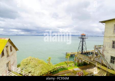 La vieille tour de garde sur l'île pénitencier d'Alcatraz, maintenant un musée, à San Francisco, Californie, USA. Vue de la tour de guet,t Banque D'Images