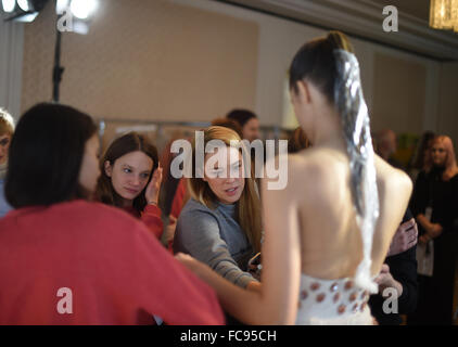Berlin, Allemagne. 21 Jan, 2016. Marina Hoermanseder (C) en coulisses à la Marina Hoermanseder fashion show Fashion Week de Berlin à Berlin, Allemagne, 21 janvier 2016. Les collections Automne-hiver 2016/2017 sont présentés à la Berlin Fashion Week. Photo : JENS KALAENE/dpa/Alamy Live News Banque D'Images