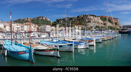 Bateaux de pêche dans le port, château en arrière-plan, Cassis, Provence, Provence-Alpes-Côte d'Azur, le sud de la France, France Banque D'Images