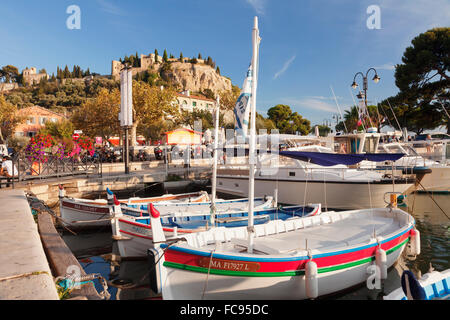 Les bateaux de pêche dans le port, château en arrière-plan, Cassis, Provence, Provence-Alpes-Côte d'Azur, le sud de la France, France Banque D'Images