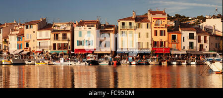 Les bateaux de pêche dans le port, Cassis, Provence, Provence-Alpes-Côte d'Azur, France Banque D'Images