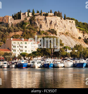 Les bateaux de pêche dans le port, château en arrière-plan, Cassis, Provence, Provence-Alpes-Côte d'Azur, le sud de la France, France Banque D'Images