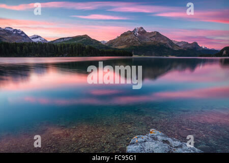Ciel rose à l'aube éclaire les sommets reflète dans le Lac de Sils, Engadine, Canton des Grisons, Suisse, Europe Banque D'Images