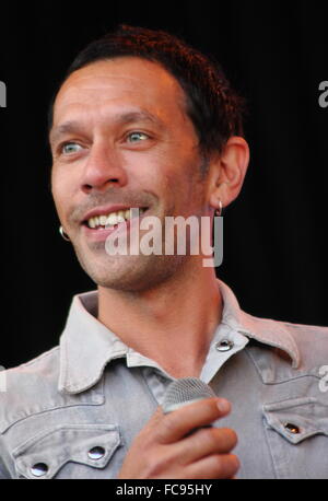 Rick Witter, front-man avec faire sept, de sourires pendant une performsnce avec son groupe au festival de musique PAS Y, Derbyshire UK Banque D'Images