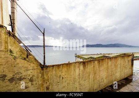 La cour de récréation sur l'île pénitencier d'Alcatraz, maintenant un musée, à San Francisco, Californie, USA. Une vue de l'exercice yar Banque D'Images