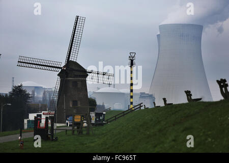 Antwerpen, Belgique. 20 Jan, 2016. Un moulin se dresse sur un champ près de la centrale nucléaire de Doel avec de la vapeur passant de ses tours de refroidissement, exploités par Electrabel, fournisseur d'électricité à Anvers, Belgique, 20 janvier 2016. Photo : Oliver Berg/dpa/Alamy Live News Banque D'Images