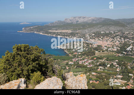 Vue sur la côte et la ville historique de Cassis à partir d'une colline, Cassis, Côte d'Azur, Provence, France, Méditerranée Banque D'Images