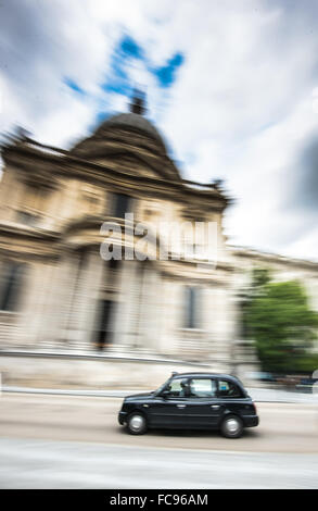 London taxi en passant par St Pauls Cathedral, City of London, Londres, Angleterre, Royaume-Uni, Europe Banque D'Images