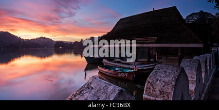 Le lac de Kandy, Kandy, Sri Lanka, Asie Banque D'Images