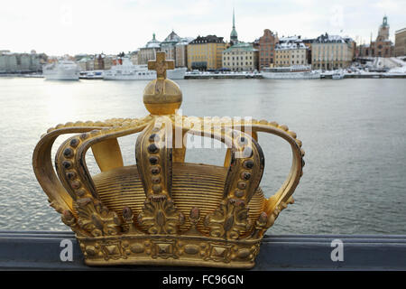 Une couronne suédoise doré sur le pont (Skeppsholm Skeppsholmsbron) à Stockholm, Suède, Scandinavie, Europe Banque D'Images