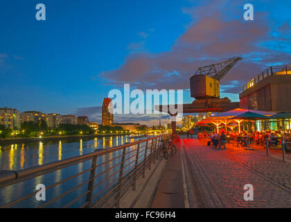 Restaurant sous l'ancien arsenal grue par Main, Frankfurt-am-Main, Hesse, Germany, Europe Banque D'Images