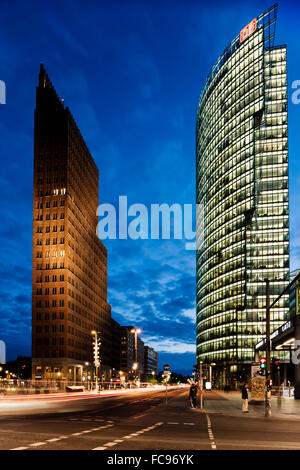 L'extérieur de la tour Kollhoff et Deutsche Bahn Tower at night, Potsdamer Platz, Berlin, Germany, Europe Banque D'Images