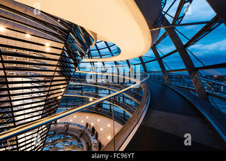 Grand angle vue de l'intérieur de la coupole du Reichstag building at night, conçu par Sir Norman Foster, Berlin, Germany, Europe Banque D'Images