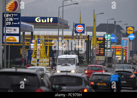 Wasserbillig, Luxembourg. 20 Jan, 2016. Voitures passer devant des rangées de stations d'essence de Wasserbillig, Luxembourg, le 20 janvier 2016. Tourisme de l'essence de l'Allemagne pays toadjacent, tel est le Luxembourg, a diminué depuis la chute récente des prix du pétrole et d'essence. Photo : Harald Tittel/dpa/Alamy Live News Banque D'Images