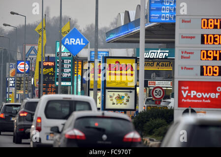 Wasserbillig, Luxembourg. 20 Jan, 2016. Voitures passer devant des rangées de stations d'essence de Wasserbillig, Luxembourg, le 20 janvier 2016. Tourisme de l'essence de l'Allemagne pays toadjacent, tel est le Luxembourg, a diminué depuis la chute récente des prix du pétrole et d'essence. Photo : Harald Tittel/dpa/Alamy Live News Banque D'Images