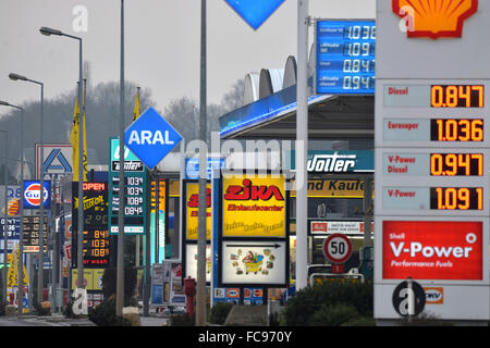 Wasserbillig, Luxembourg. 20 Jan, 2016. Vue de lignes de stations-service avec leur tarification tableaux le long d'une rue de Wasserbillig, Luxembourg, le 20 janvier 2016. Tourisme de l'essence de l'Allemagne vers les pays limitrophes, tels est le Luxembourg, a diminué depuis la chute récente des prix du pétrole et d'essence. Photo : Harald Tittel/dpa/Alamy Live News Banque D'Images