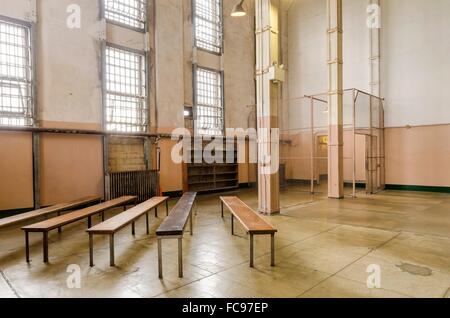 La bibliothèque à l'intérieur de l'cellhouse, bloc d'Alcatraz sur l'île pénitentiaire, maintenant un musée, à San Francisco, Californie, USA. Un vi Banque D'Images