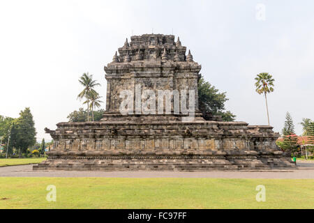 Temple bouddhiste Mendut Mendut, dans village. Banque D'Images