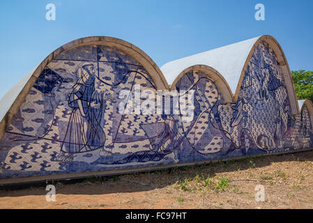 Eglise de Saint François d'Assise, conçu par Oscar Niemeyer, carreaux de mosaïque sur l'arrière de l'église avec des scènes de St Francis l Banque D'Images