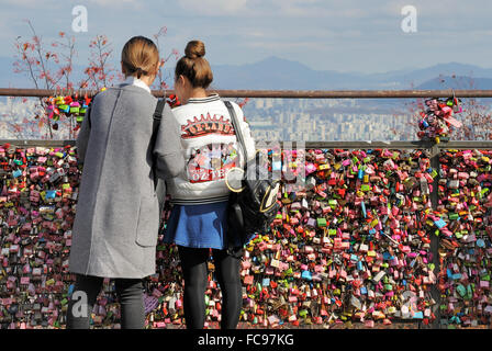 Séoul, Corée du Sud - 12 novembre 2015 : des milliers de cadenas d'amour à Séoul tour Namsan. Serrures de l'amour est Banque D'Images