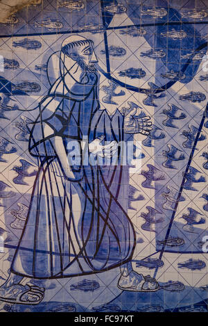 Eglise de Saint François d'Assise, conçu par Oscar Niemeyer, carreaux de mosaïque sur l'arrière de l'église avec des scènes de St Francis l Banque D'Images