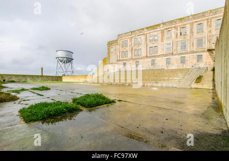 La cour de récréation sur l'île pénitencier d'Alcatraz, maintenant un musée, à San Francisco, Californie, USA. Une vue de l'exercice yar Banque D'Images