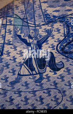 Eglise de Saint François d'Assise, conçu par Oscar Niemeyer, carreaux de mosaïque sur l'arrière de l'église avec des scènes de St Francis l Banque D'Images