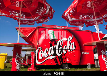 DEU, Allemagne, Warstein, décrochage hot-dog avec de la publicité de Coca-Cola. DEU, Deutschland, Warstein, Imbissbude mit Coca-Cola Werbung. Banque D'Images