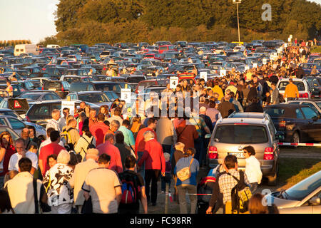 DEU, l'Allemagne, région du Sauerland, Warstein, International de montgolfières à Warstein, place de parking, les visiteurs [le ballon festi Banque D'Images