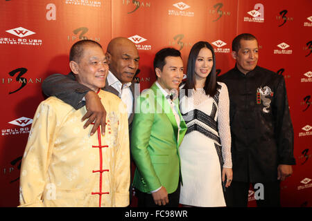 Los Angeles, USA. 20 Jan, 2016. Acteur Donnie Yen (3L) et Mike Tyson (2L), qui a joué 'frank' dans le film et avait une intense lutte avec Ip Man, poser ensemble sur le tapis rouge avec leur famille et amis lors de la première de "Ip Man 3" à West Hollywood, Los Angeles en Californie, aux États-Unis, le 20 janvier 2016. © Xu 68 Bayi West/Xinhua/Alamy Live News Banque D'Images