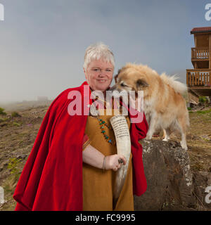 Asa - Prêtre en vêtements traditionnels viking, tenant une corne de taureau. Croyances Asa aussi connu comme le paganisme. Banque D'Images