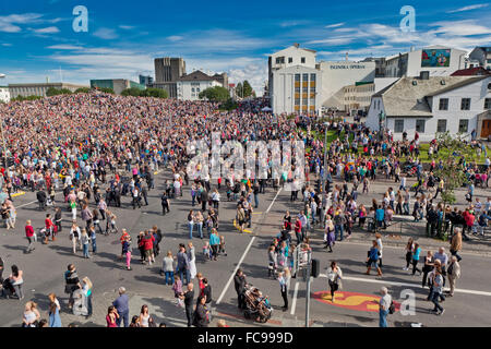 La foule à la Gay Pride, Reykjavik, Islande Banque D'Images