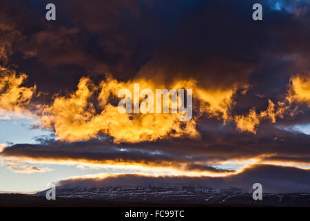 Le coucher du soleil et nuages sur la vallée de Langidalur, le nord de l'Islande