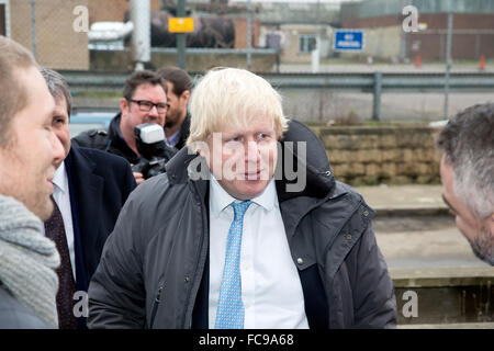 Edmonton, UK,21 janvier 2016, le maire de Londres, Boris Johnson, arrive au London's plus grand atelier ouvert comme il l'annonce de nouvelles €20m'amuser de régénération Crédit : Keith Larby/Alamy Live News Banque D'Images