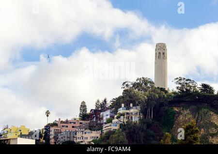 La Coit Tower, alias le Lillian Coit Memorial Tower sur Telegraph Hill de San Francisco, California, United States of Am Banque D'Images