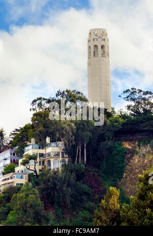 La Coit Tower, alias le Lillian Coit Memorial Tower sur Telegraph Hill de San Francisco, California, United States of Am Banque D'Images