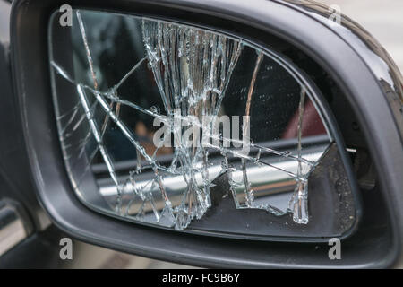 Les miroirs latéraux voiture cassée Banque D'Images