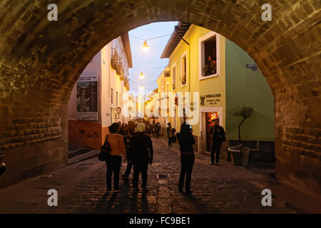 Calle La Ronda est une destination touristique populaire à Quito, Équateur. De nombreux artisans, restaurants et boutiques de cadeaux bordent la rue Banque D'Images