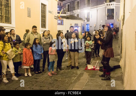 Calle La Ronda est une destination touristique populaire à Quito, Équateur. De nombreux artisans, restaurants et boutiques de cadeaux bordent la rue Banque D'Images