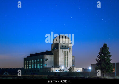 Pays-bas, Radio Kootwijk, ancienne station de radio. Bâtiment appelé Gebouw A. Les étoiles, la nuit. Banque D'Images