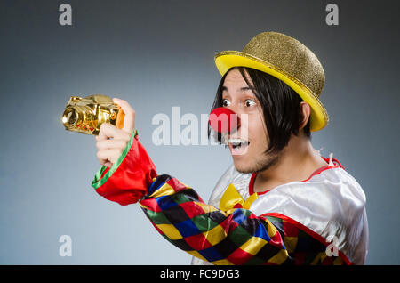 Funny clown sur un fond sombre Banque D'Images