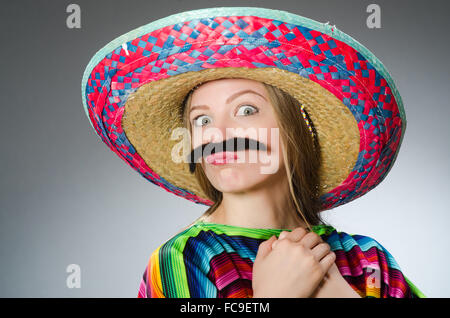 Fille de vivid mexicain poncho contre gray Banque D'Images