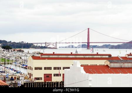 Une vue latérale de la célèbre Golden Gate Bridge de San Francisco en Californie, États-Unis un jour nuageux et Fort Mason. Vue o Banque D'Images