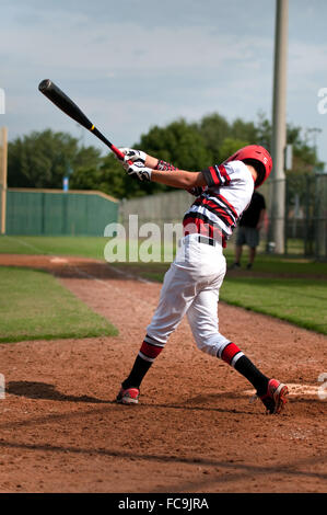 La petite ligue de baseball player à la plaque oscillante, la batte de baseball de derrière. Banque D'Images