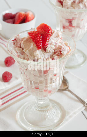 Eton Mess un dessert d'été Anglais traditionnel fait avec des fraises framboises meringue et crème Banque D'Images