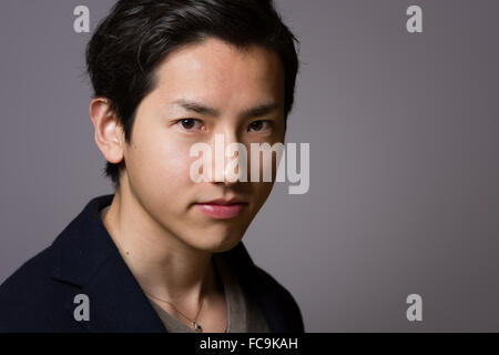 Un tir d'un beau jeune homme japonais. Banque D'Images