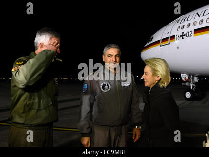 Incirlik, en Turquie. 20 Jan, 2016. L'attention des rédacteurs photo disponible 21 Janvier 2016 - Le ministre allemand de la défense, Ursula von der Leyen (R) arrive à l'aéroport de Incirlik pour une visite de deux jours de l'armée allemande Bundeswehr à la base aérienne de Incirlik, en Turquie, le 20 janvier 2016. Photo : Tobias SCHWARZ/dpa/Alamy Live News Banque D'Images