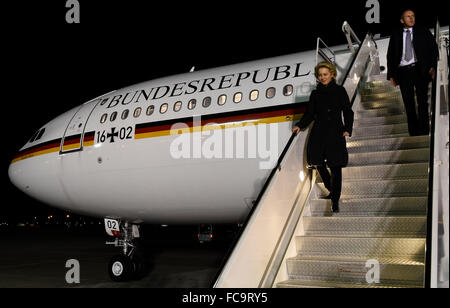 Incirlik, en Turquie. 20 Jan, 2016. L'attention des rédacteurs photo disponible 21 Janvier 2016 - Le ministre allemand de la défense, Ursula von der Leyen (C) arrive pour une visite de deux jours de l'armée allemande Bundeswehr à la base aérienne de Incirlik, en Turquie, le 20 janvier 2016. Photo : Tobias SCHWARZ/dpa/Alamy Live News Banque D'Images